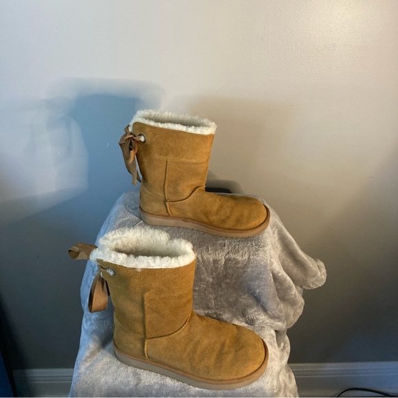 Ugg Kookaburra by UGG 8 
Brown Suede Boots w/Bow 
Faux Fur Lined - Picture 3 of 12